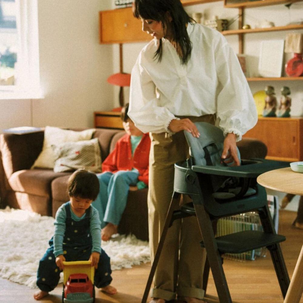 Stokke Steps Syöttötuoli - Black/Warm Brown