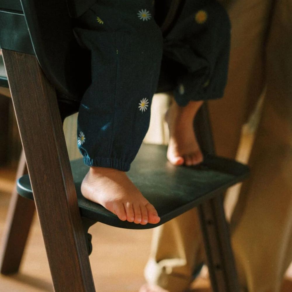 Stokke Steps Syöttötuoli - Black/Warm Brown