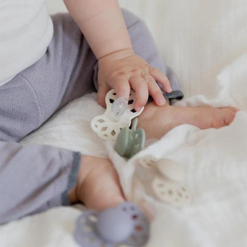 Bibs Infinity Symmetrinen Silikonitutti 6-18kk - Baby Blue