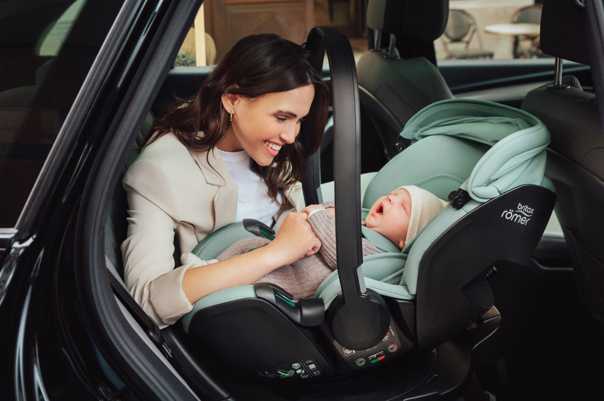 Britax Baby-Safe 5Z kallistuu 3 asentoon, ja 5Z jalustan kanssa jopa 6 eri asentoon.