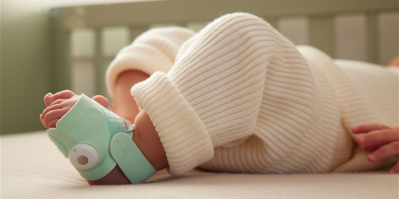 Owlet Dream Sock älysukka on vauvan kätkythälytin, joka näyttää kännykässäsi reaaliaikaisia tietoja ja ilmoituksia lapsen nukkuessa - tarjoten vanhemmille mielenrauhaa yön ajaksi.