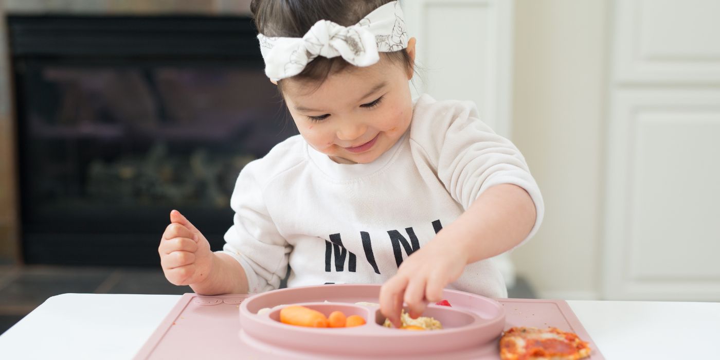 Ezpz Happy silikonilautanen imukupilla sopii täydellisesti lasten ruokailuun eri ikävaiheissa vauvasta asti.
